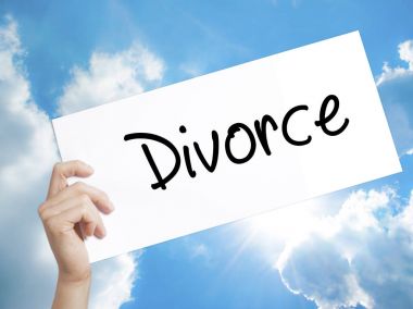 Boşanma tabelada beyaz kağıt. Holding adam el kağıt metinle. 