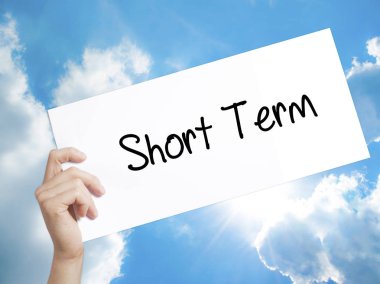 Kısa vadeli tabelada beyaz kağıt. Holding adam el kağıt metinle