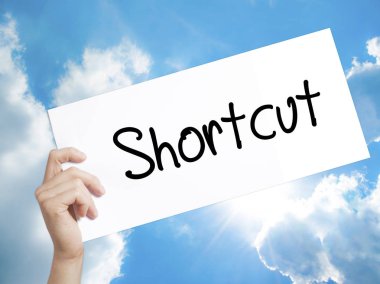 Kısayol tabelada beyaz kağıt. Holding adam el kağıt metinle. 