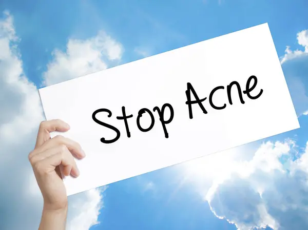 Stop Acne Firma en papel blanco. Hombre de mano sosteniendo papel con texto —  Fotos de Stock