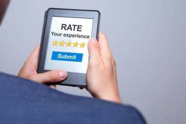 Oranı ile tablet deneyiminizi holding işadamı eller. Busi