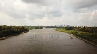 Şehir doğru üzerinde büyük bir Nehri seyir tekne