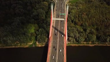 Asma köprü Nehri geçerken hava atış araba