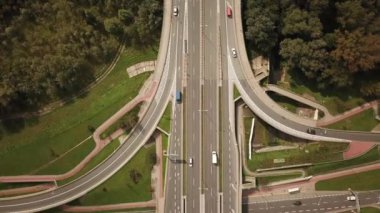 Trafik akşam üzerinde hava yüksek drone uçuş. Otoyol ve Üstgeçit ile otomobil ve kamyon, değişim, iki düzeyli yol kavşağı. Üstten Görünüm.