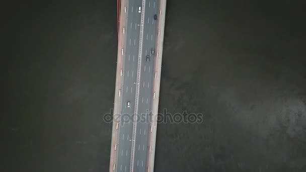 Uitzicht vanaf de camera hoog boven de brug snelweg auto's verplaatsen. — Stockvideo