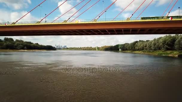 Przeprowadzka pod mostami z ruchu antenowe drone. Idąc w kierunku Warszawy nad rzeką 4k — Wideo stockowe
