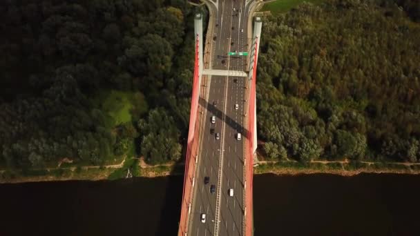 Luftaufnahme Auto überquert Hängebrücke über Fluss — Stockvideo