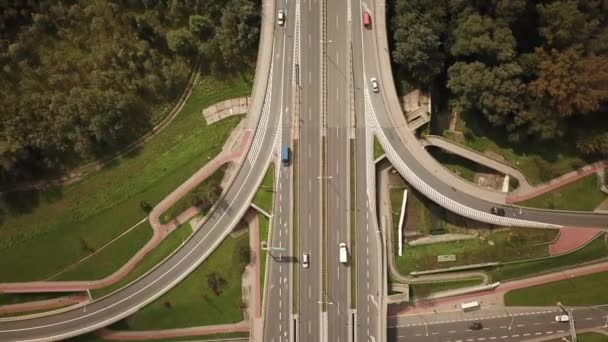 Antenowe drone wysoki lot nad wieczorem ruchu drogowego. Autostrady i wiadukt z samochodów osobowych i ciężarowych, wymiany, dwupoziomowe skrzyżowanie. Widok z góry. — Wideo stockowe