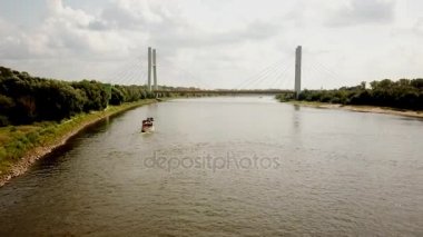 Şehirden üzerinde büyük bir Nehri seyir tekne. Köprü doğru