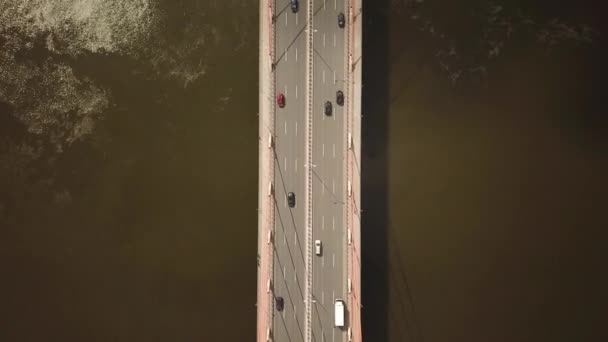 Luftaufnahme Auto überquert Hängebrücke über Fluss — Stockvideo