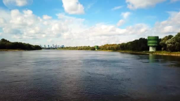 Воздушный беспилотник движется по реке. Едем в сторону города Варшавр 4k — стоковое видео