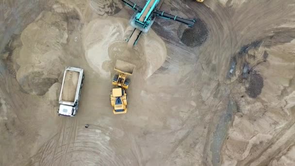 Průmysl těžby písku. Buldozer stroj. Pásový buldozer pohybuje v písku dolu. Důlní stroje pracující na pískovně. DRONY pohled těžební zařízení na průmyslové pískovně. Země mover — Stock video