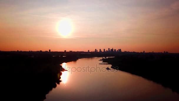 ワルシャワ市のダウンタウンのスカイラインをかけて夜移行する美しい夕日。ヴィスワ川。飛行ドローン. — ストック動画