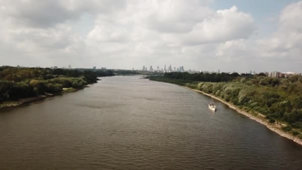 Bootsfahrt durch die Stadt auf einem großen Fluss — Stockvideo