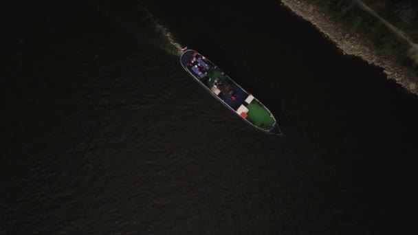 Imágenes de video tomadas de la vista de pájaro por dron de crucero flotante. Vista desde la parte superior hasta el ancho río, bosque . — Vídeos de Stock
