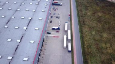 Kamyon sürüş için Lojistik Merkezi vardır. Hava atış. / bina / yükleme depolama alan nerede birçok kamyon yükleme / boşaltma mal