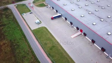 Hava atış endüstriyel depo / bina / yükleme depolama nerede birçok kamyon yükleme alanı / boşaltma mal