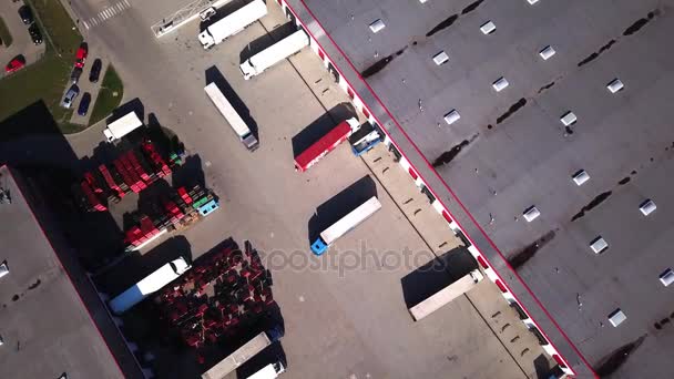 Zoom In luchtfoto schot van industriële magazijn / opslag gebouw / laden gebied waar veel Trucks zijn laden / lossing Merchandise. — Stockvideo