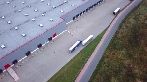 Truck je jízda na logistické centrum. Letecký záběr. / skladovací budova / načtení oblast, kde jsou načítání mnoho nákladních vozidel / vykládka zboží — Stock video