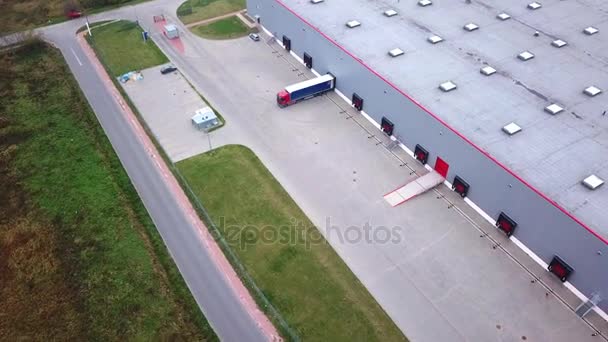 Aerial Shot of Industrial Warehouse / Storage Building / Loading Area tempat banyak truk yang memuat / membongkar barang dagangan — Stok Video