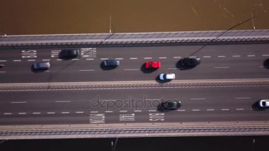 Hava atış köprü üzerindeki trafik üzerinde duruluyor. Araba sürüş. 4k