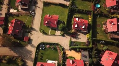 Evler, yarda ve araçların banliyö cadde boyunca üzerinden ek yük. Hava atışı 4k