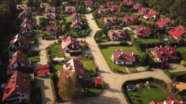 Bir tepe üzerinde zengin mahallesinde konut estates, alçaktan uçan uçak hava manzara. 4k