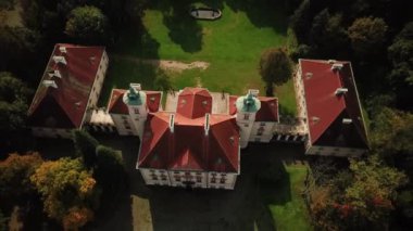 Kale hava önden görünümü. Uçuş peyzaj park yeşil ağaçlar ormanlar ile sonbaharda bulunan güzel kale üzerinde. 4k