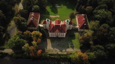 Kale hava önden görünümü. Uçuş peyzaj park yeşil ağaçlar ormanlar ile sonbaharda bulunan güzel kale üzerinde. 4k