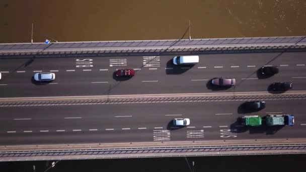 Légi felvétel középpontjában a forgalom a hídon. Autók vezetési. 4k — Stock videók