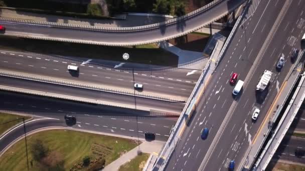 Luchtfoto hoge drone-vlucht over wegverkeer. Highway en viaduct bij auto's en vrachtwagens, uitwisseling, twee niveaus road junction in de grote stad. Bovenaanzicht. — Stockvideo