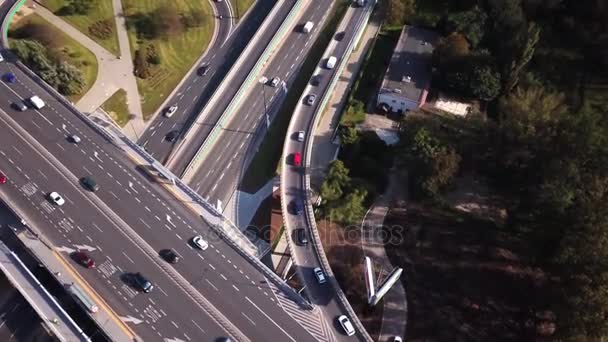 Vuelo aéreo con aviones no tripulados sobre el tráfico por carretera. Autopista y paso elevado con coches y camiones, intercambio, Siguiendo atasco de tráfico. 4K — Vídeo de stock