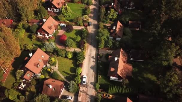 Вид с воздуха на множество различных домов по соседству, которые имеют все размеры и формы. 4K — стоковое видео