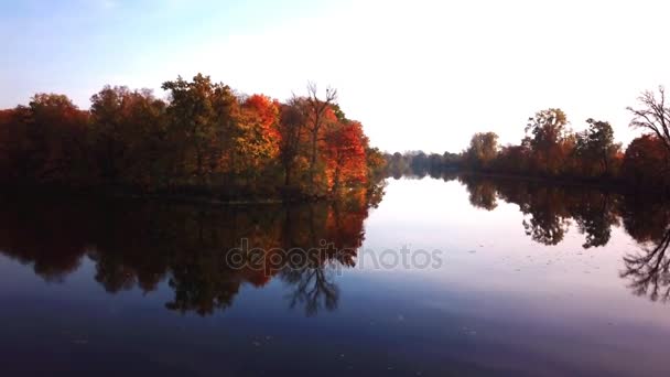 Vue Aérienne. Survoler la belle rivière d'automne. Caméra aérienne prise . — Video