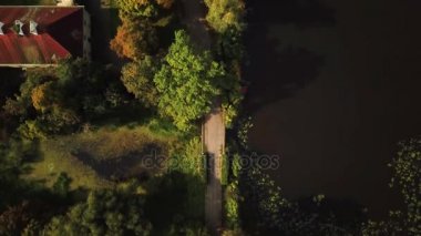 Sonbahar sezonu Kalesi'nin güzel havadan görünümü. Popüler Sarayı ve seyahat hedef. Hava atışı 4k uçağı