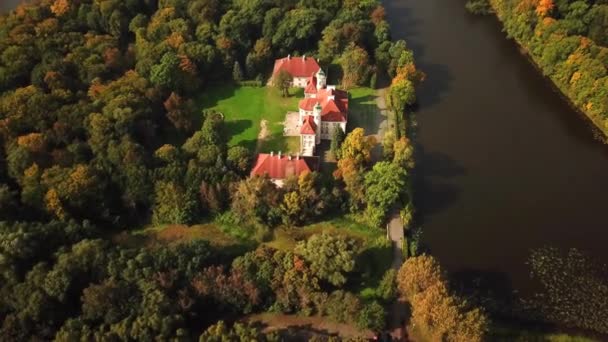 美丽的空中观城堡在秋季的季节。受欢迎的宫殿和旅游胜地。空中射击4k 无人机 — 图库视频影像