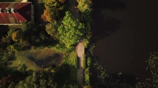 Hermosa vista aérea del castillo en temporada de otoño. Palacio popular y destino de viaje. Tiro aéreo 4k drone — Vídeo de stock