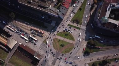 Anteni, Close Up: Uçan büyük şehrinin yerleşim bölgesinde yerel yolda kişisel otomobil yukarıda. Meşgul sokakları ve kavşak trafik