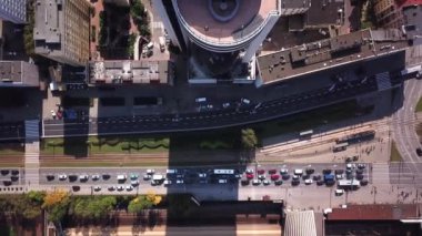 Büyük modern şehir yoğun trafik zaman atlamalı, geçiş sokakları, çok araba + mopedler motosikletler, insanlar yürürken, insanlar yukarıda havadan görünümü. Uçak 4k