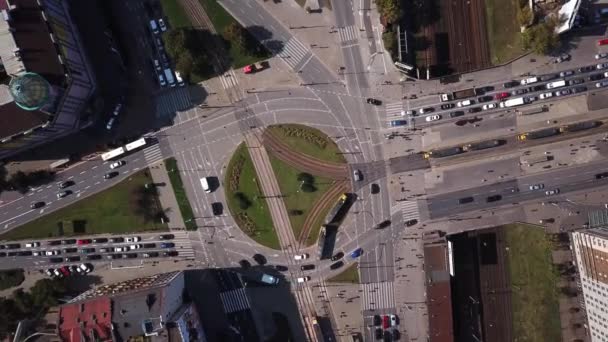 Blick von oben auf die Straßenkreuzungen. Luftaufnahme der Autobahnen des Straßennetzes. Maschinen, die sich an der Kreuzung und an der Einmündung bewegen. Verkehrsorganisation aus der Vogelperspektive. Frühlingsstraße. — Stockvideo