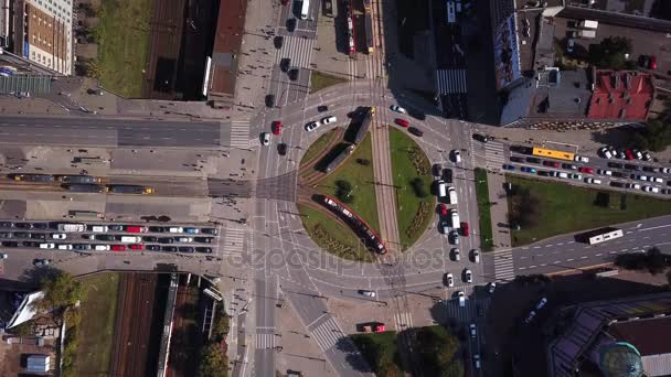 Widok z góry z rozwidlenia dróg. Aerial survey autostrad sieci drogowej. Samochody w ruchu na skrzyżowaniu i denouement. Organizacji ruchu z lotu ptaka. Lato road. — Wideo stockowe