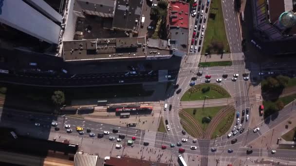 Câmera girando acima encruzilhada na cidade, carros dirigem através da parte solar da estrada, vista aérea . — Vídeo de Stock