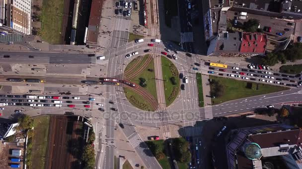 鸟瞰大城市十字路口的道路上熙熙攘攘的交通, 4k Uhd — 图库视频影像