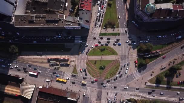 Anteni, Close Up: Uçan büyük şehrinin yerleşim bölgesinde yerel yolda kişisel otomobil yukarıda. Meşgul sokakları ve kavşak trafik — Stok video