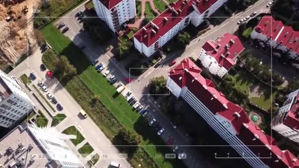 Espion UAV au-dessus de la zone urbaine en jachère voiture rouge. Observation suspecte. Vue aérienne 4k — Video