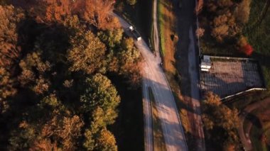 Havadan görünümü kamera sinekler yamalı kötü kırsal-yavaş hareketli beyaz kargo kamyon ve uçak helikopter 4 k ile ateş yüksek video görüntüleri aşağıdaki Hd