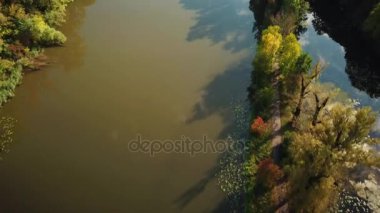 Bir yolun ormanın içinde hava ateş gölüne kapatın. Romantik yürüyüş