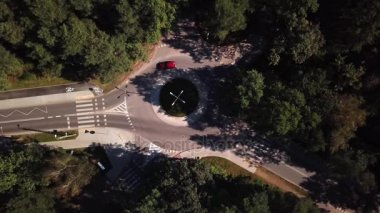 Küçük dolambaçlı hava atış. Yol sürüş forest.4k arabalar