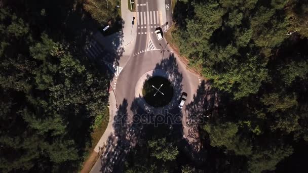 小さなラウンド アバウト交差点の空中ショットです。Forest.4k 車の運転で道路 — ストック動画