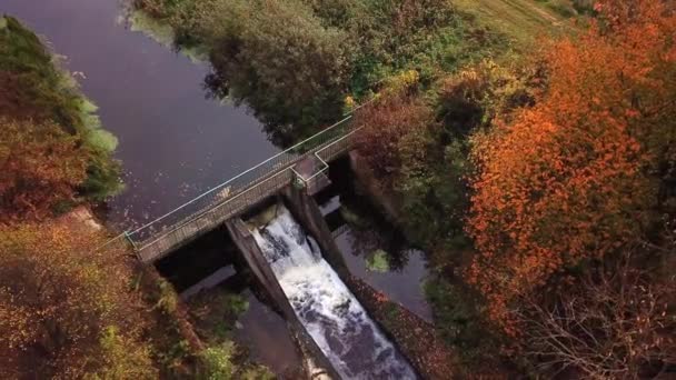 L'eau coule à travers un petit canal, passant un barrage. Plan aérien 4k — Video